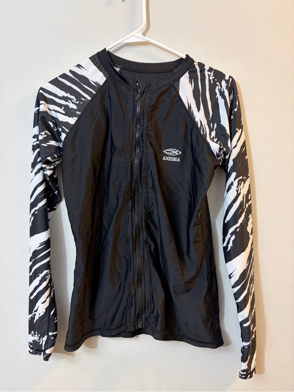AXESEA Women's Long Sleeve Front Zip Rash Guard Top Black & White Print